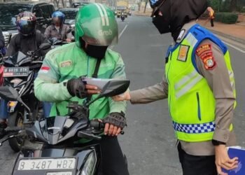 Operasi Zebra Jaya 2023, Sat Lantas Polres Tangsel Bagikan Masker dan Vitamin