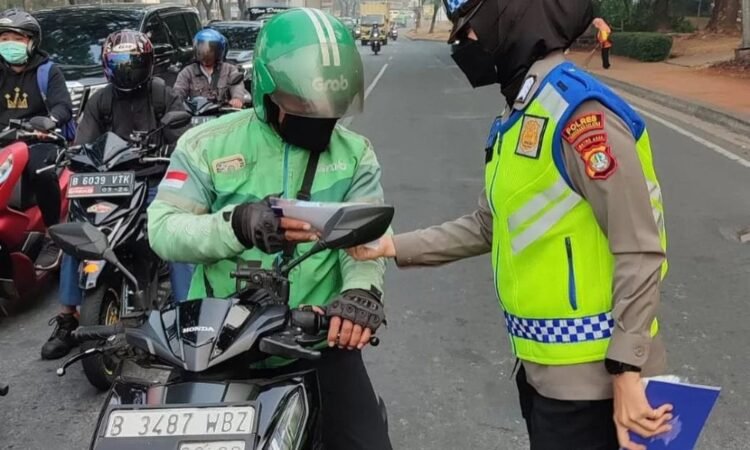 Operasi Zebra Jaya 2023, Sat Lantas Polres Tangsel Bagikan Masker dan Vitamin