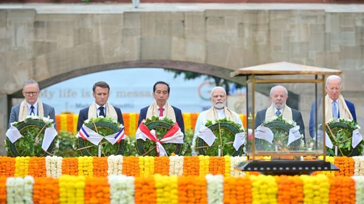 Pagi Hari di New Delhi, Presiden Jokowi Beri Penghormatan di Mahatma Gandhi Samadhi