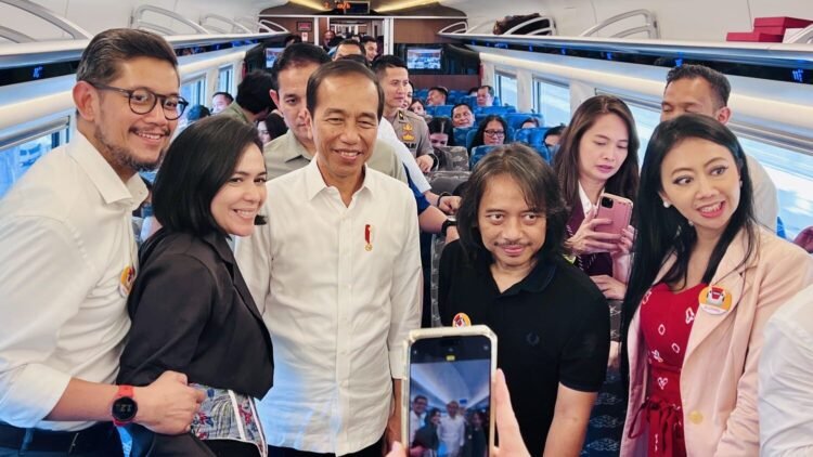Pengalaman Para Penggiat Seni Naik Kereta Cepat Jakarta-Bandung