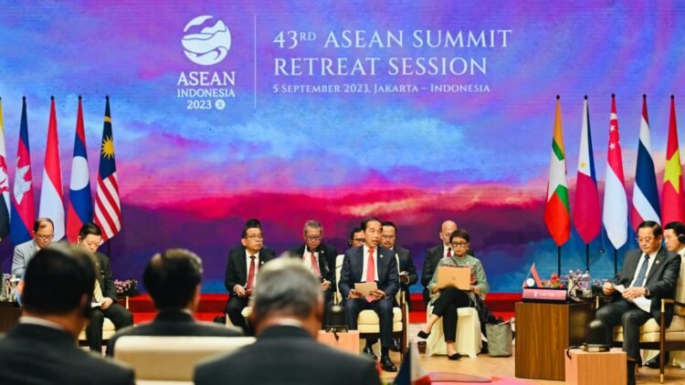 Presiden Jokowi Buka Sesi Retreat KTT Ke-43 ASEAN