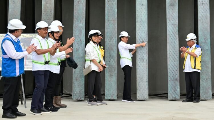 Presiden Jokowi Pasang Bilah Pertama Garuda di Kantor Presiden IKN