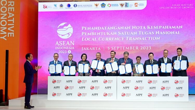 Presiden Jokowi Saksikan Penandatanganan Nota Kesepahaman Satgas Nasional Transaksi Mata Uang Lokal