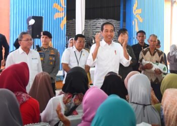 Presiden Jokowi Salurkan Bantuan Pangan kepada Masyarakat di Karawang