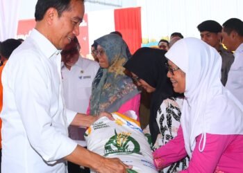 Presiden Jokowi Serahkan Bantuan Pangan Beras untuk Masyarakat