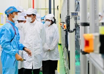 Presiden Jokowi Tinjau Pabrik Baterai Mobil Listrik di Karawang