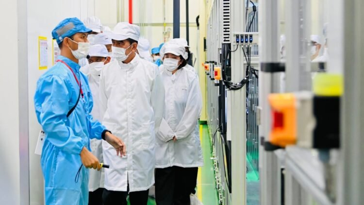 Presiden Jokowi Tinjau Pabrik Baterai Mobil Listrik di Karawang