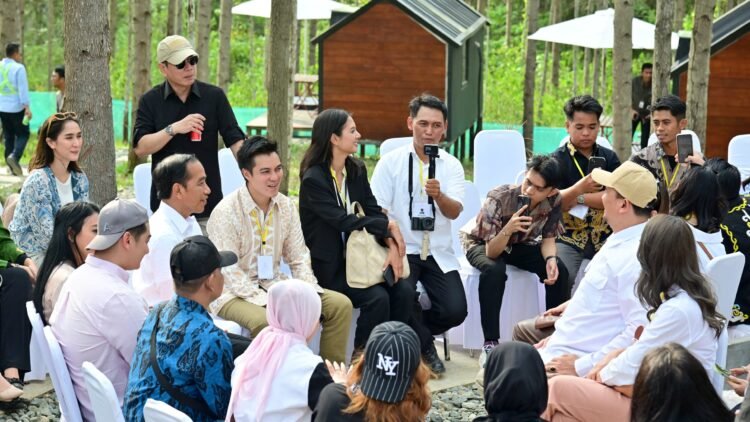 Saat Presiden Jokowi Ajak Para Penggiat Seni Makan Durian di IKN