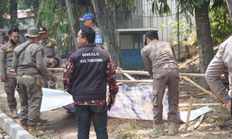 Satpol PP Kabupaten Tangerang Tertibkan Ratusan Alat Peraga Kampanye