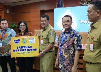 Sekda Moch Maesyal Rasyid Serahkan Bantuan 250 Paket Nutrisi bagi Ibu dan Balita