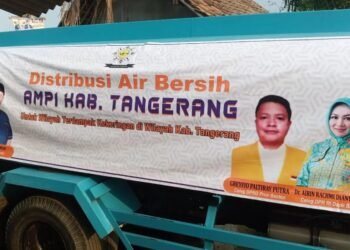 Airin Rachmi Diany Bersama Greyfio dan AMPI Salurkan Bantuan Air Bersih Ke Masyarakat Kabupaten Tangerang