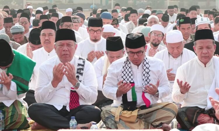 Benyamin Bersama Ribuan Masyarakat Tangsel Lakukan Salat Istisqa’