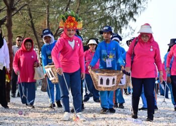Bersama OASE KIM, Ibu Iriana Bersihkan Pantai dan Beri Edukasi Pengolahan Sampah