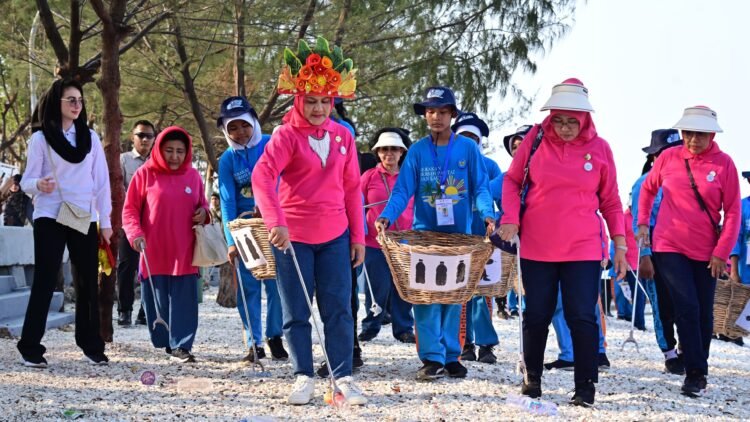 Bersama OASE KIM, Ibu Iriana Bersihkan Pantai dan Beri Edukasi Pengolahan Sampah