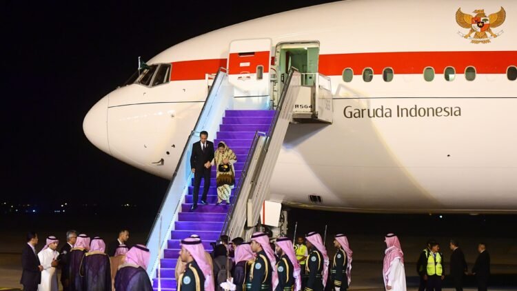 Dari RRT, Presiden Jokowi dan Ibu Iriana Tiba di Riyadh