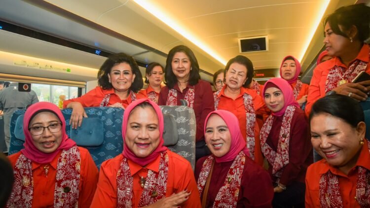 Ibu Iriana dan OASE KIM Jajal Kereta Cepat Whoosh