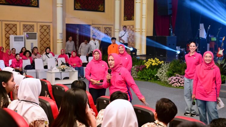 Ibu Iriana dan OASE KIM Sosialisasi Antinarkoba dan Literasi Digital kepada Pelajar