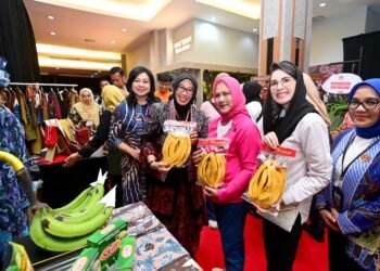 Ibu Iriana dan OASE KIM Tinjau Produk Dekranasda Se-Jawa Timur