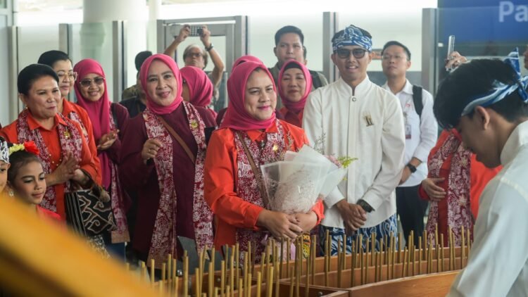 Naik Whoosh, Ibu Iriana: Tidak Terasa 27 Menit Sampai Bandung