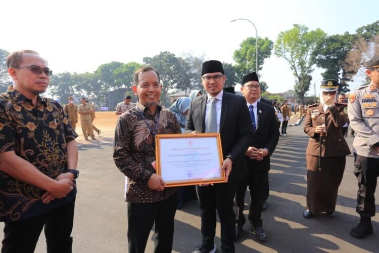 Pemkot Tangsel Berikan Penghargaan kepada Indah Kiat Tangerang Sebagai Perusahaan Pembina Kampung Iklim