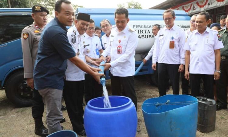 Pj Bupati Puji Bakti Sosial Penyaluran Bantuan Air Bersih PWI Kabupaten Tangerang