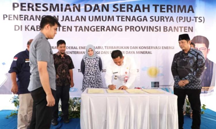 Pj Bupati Tangerang Terima 125 Unit PJUTS dari Kementerian ESDM