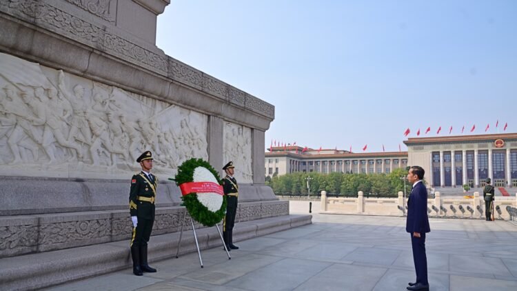 Presiden Jokowi Kunjungi Monumen Pahlawan Rakyat di Beijing