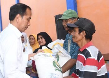 Presiden Jokowi Serahkan Bantuan Pangan bagi Masyarakat di Bandar Lampung