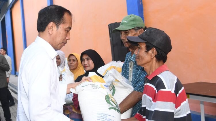 Presiden Jokowi Serahkan Bantuan Pangan bagi Masyarakat di Bandar Lampung