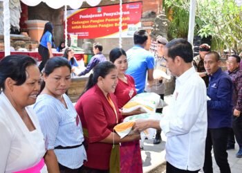 Presiden Jokowi Serahkan Bantuan Pangan bagi Masyarakat di Gianyar