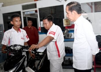Presiden Jokowi Tinjau Pembelajaran Praktik di SMK Negeri 5 Padang