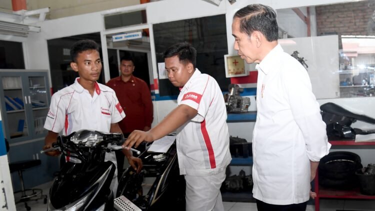 Presiden Jokowi Tinjau Pembelajaran Praktik di SMK Negeri 5 Padang