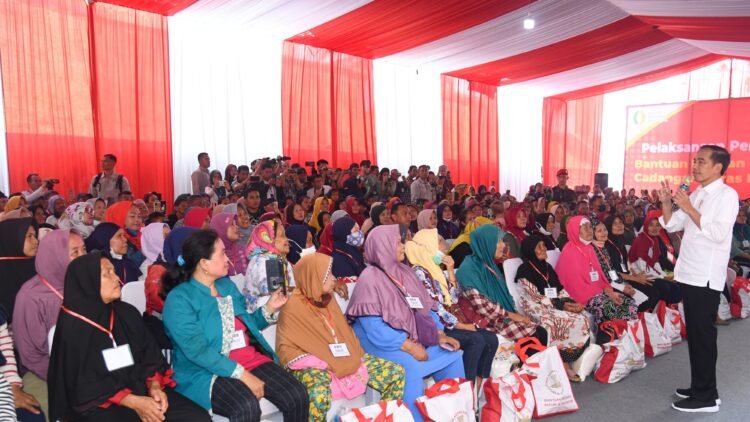 Presiden Jokowi Tinjau Persediaan Beras dan Serahkan Bantuan Pangan di Palembang