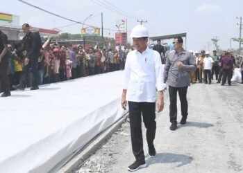 Presiden Jokowi Tinjau Proyek Rekonstruksi Jalan Rusak di Lampung Tengah