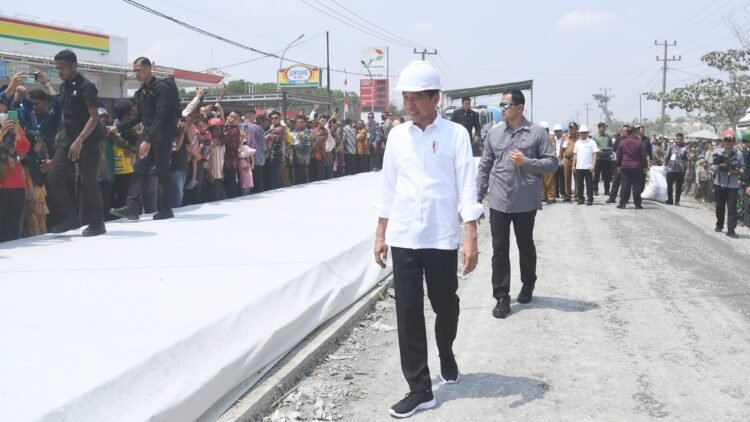 Presiden Jokowi Tinjau Proyek Rekonstruksi Jalan Rusak di Lampung Tengah