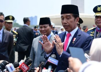 Saksikan Defile Pasukan dan Pawai Alutsista TNI, Presiden: Sangat Komplet