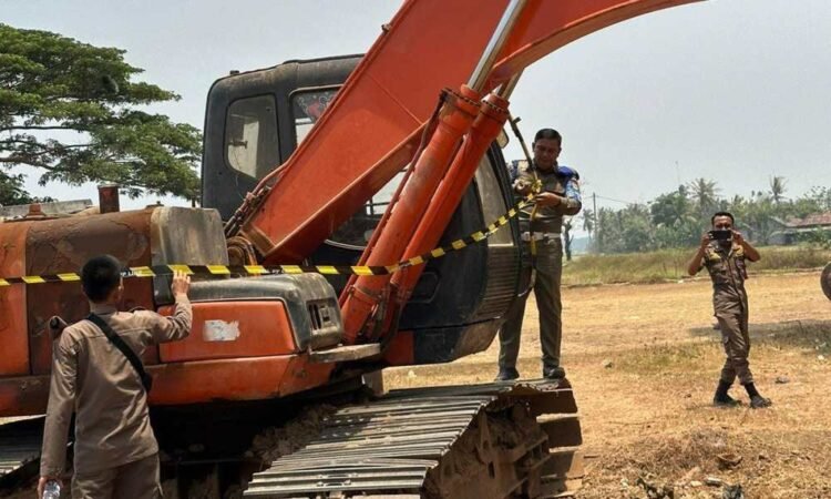Satpol PP Kabupaten Tangerang Hentikan Aktivitas Gali Uruk di Kecamatan Gunung Kaler
