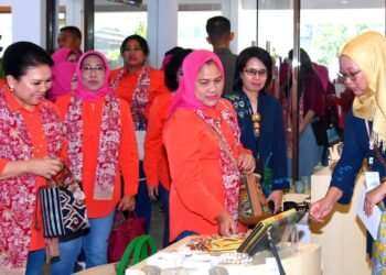 Tinjau Dekranasda Provinsi Jabar, Ibu Iriana dan OASE KIM Motivasi Para Pelaku UMKM