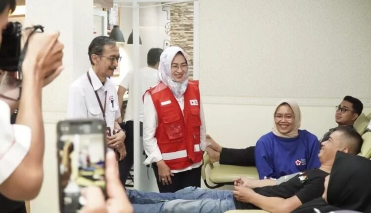 Bareng Komunitas Ojol, Airin Rachmi Diany Hadiri Kegiatan Bakti Sosial