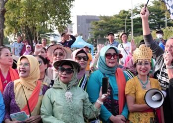 Dihadiri Benyamin, Ribuan Warga Meriahkan Parade Budaya Tangsel Berkebaya