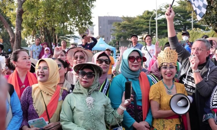 Dihadiri Benyamin, Ribuan Warga Meriahkan Parade Budaya Tangsel Berkebaya