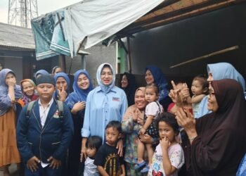 Sukseskan Program Prabowo-Gibran, Ketua TKD Banten Airin Rachmi Diany Turun Langsung Kepada Warga Bagikan Makan Siang dan Susu Gratis