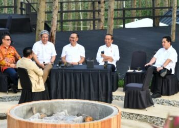 Awali Pagi di IKN, Presiden Nikmati Teh Hangat bersama Para Menteri