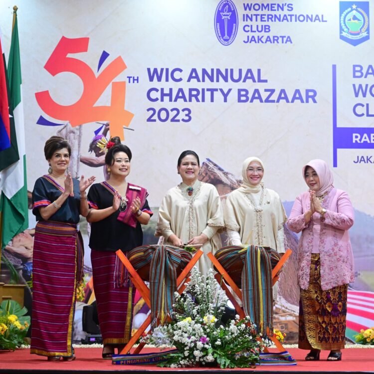 Ibu Iriana Buka Bazar Amal Ke-54 Women’s International Club Jakarta