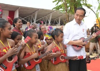 Lantunan Musik Ukulele Sambut Kehadiran Presiden Jokowi di Kawasan Pantai Semau
