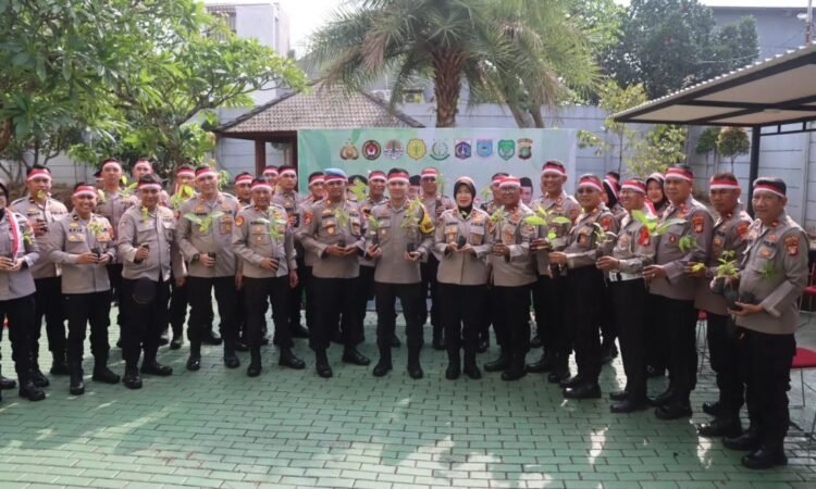Lestarikan Lingkungan, Polres Tangsel Tanam Dua Ribu Pohon