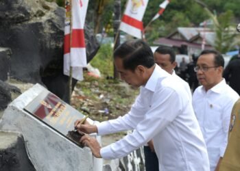 Pagi di Fakfak, Presiden Jokowi Tanda Tangani Tugu Pancasila Kampung Tanama
