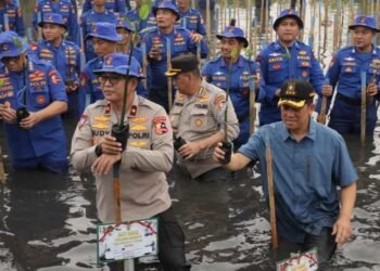 Pj Bupati Tangerang Apresiasi Baksos dan Aksi Tanam Mangrove Kabaharkam Polri di Tanjung Pasir