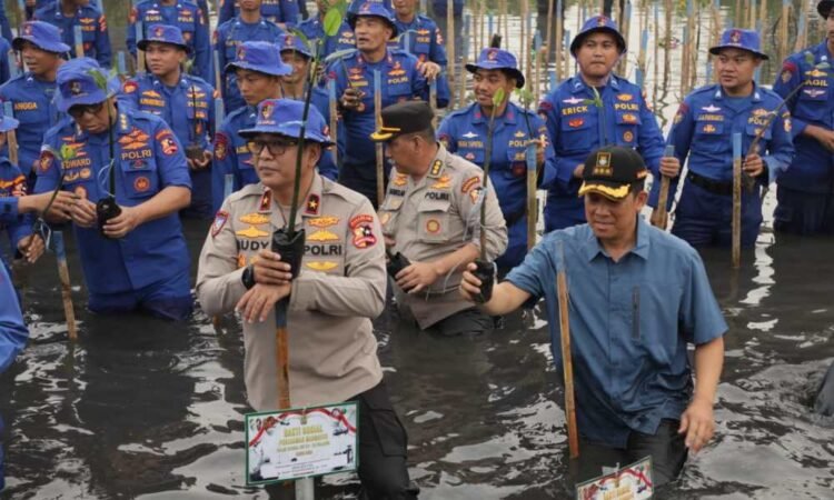 Pj Bupati Tangerang Apresiasi Baksos dan Aksi Tanam Mangrove Kabaharkam Polri di Tanjung Pasir