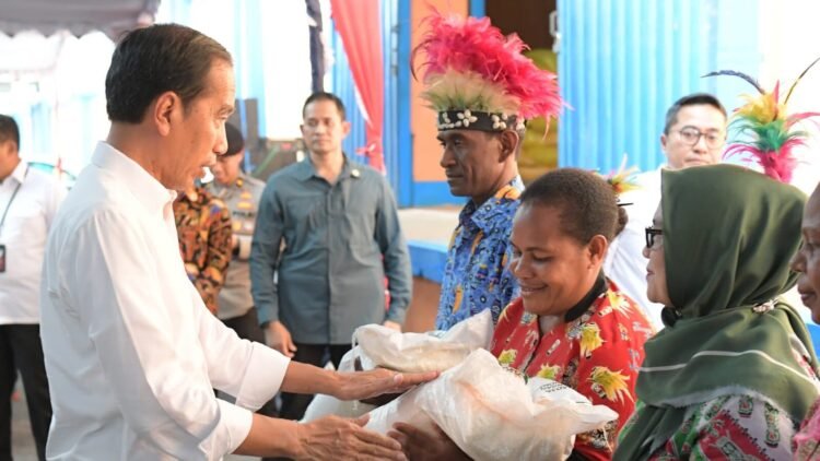 Presiden Jokowi Salurkan Bantuan Pangan Cadangan Beras Pemerintah di Kabupaten Biak Numfor